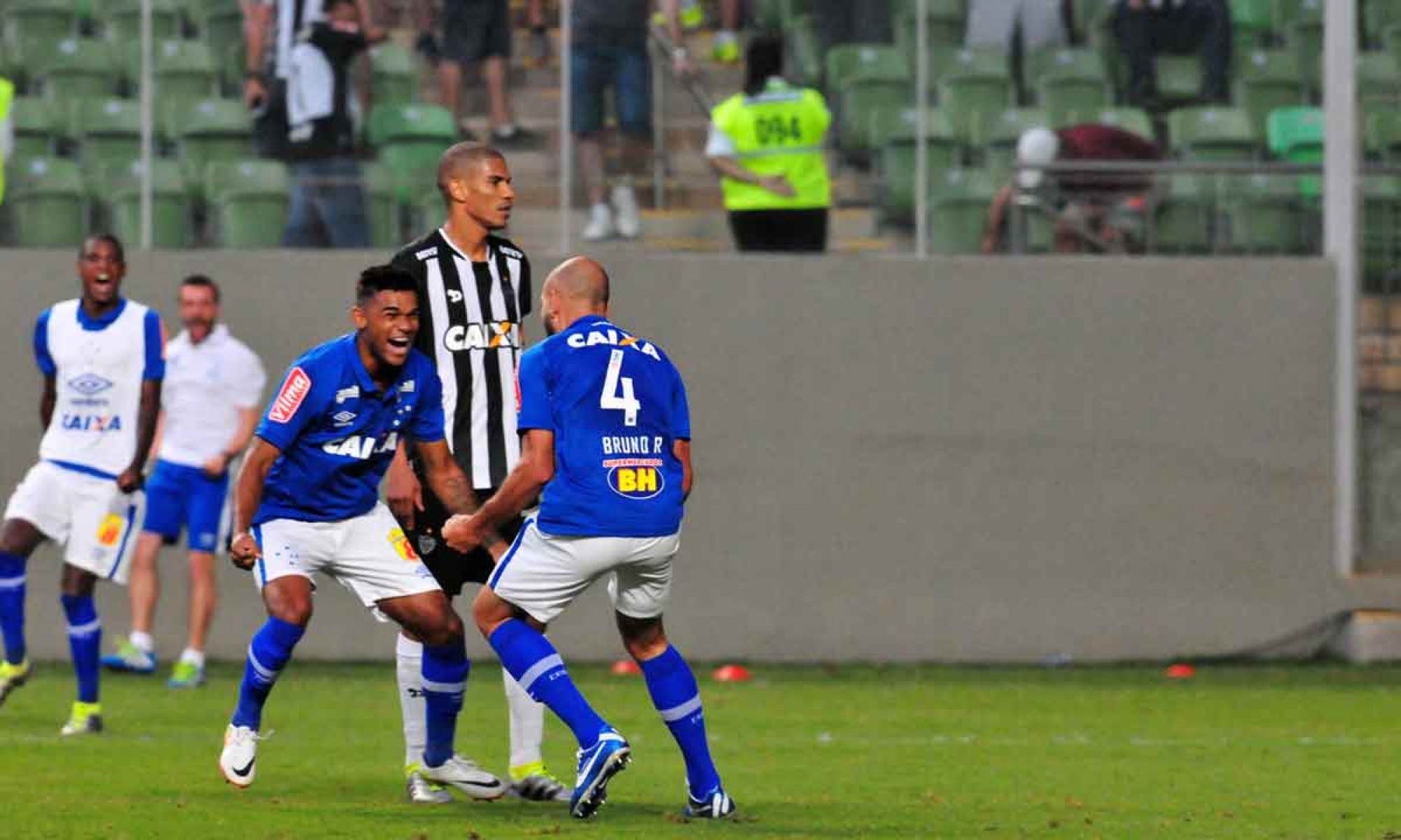 O zagueiro Bruno Rodrigo (nº 4) comemora após marcar o gol da vitória do Cruzeiro sobre o Atlético, no Independência, pela sétima rodada do Brasileiro, que foi disputada em um Dia dos Namorados - (crédito: Rodrigo Clemente/EM/D.A Press – 12/6/2016) O zagueiro Bruno Rodrigo (nº 4) comemora após marcar o gol da vitória do Cruzeiro sobre o Atlético, no Independência, pela sétima rodada do Brasileiro, que foi disputada em um Dia dos Namorados - (crédito: Rodrigo Clemente/EM/D.A Press – 12/6/2016)