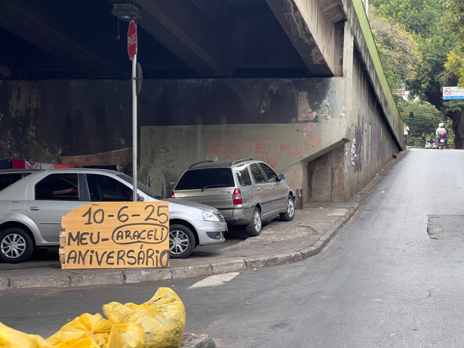 Araceli Romina moradora em situacao de rua faz placa de aniversario para atrair atencao da populacao