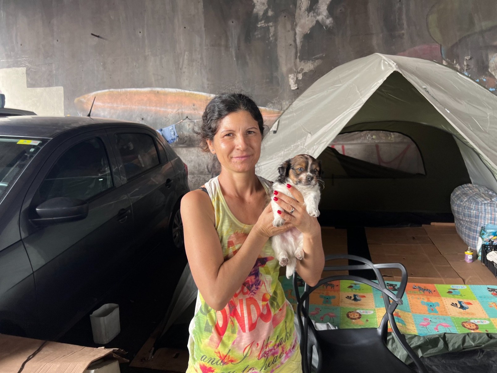 Araceli Romina moradora em situacao de rua faz placa de aniversario para atrair atencao da populacao