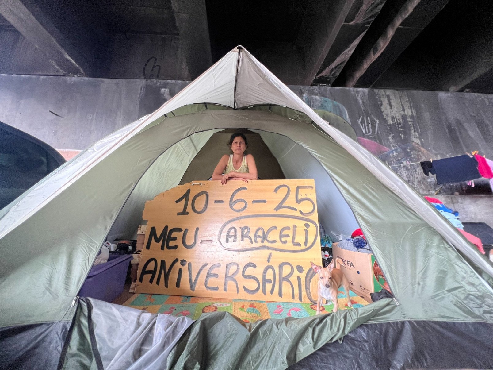 Araceli Romina moradora em situacao de rua faz placa de aniversario para atrair atencao da populacao