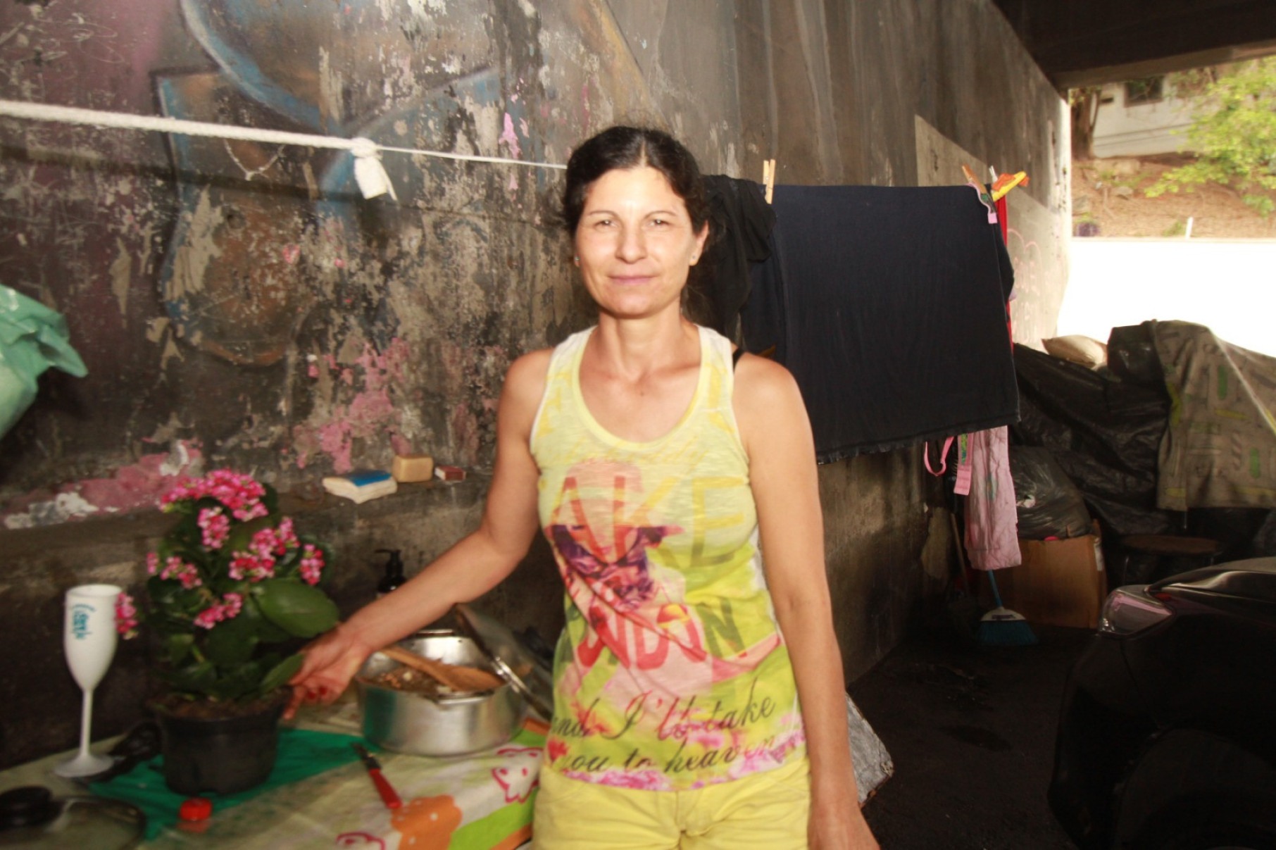 Araceli Romina moradora em situacao de rua faz placa de aniversario para atrair atencao da populacao