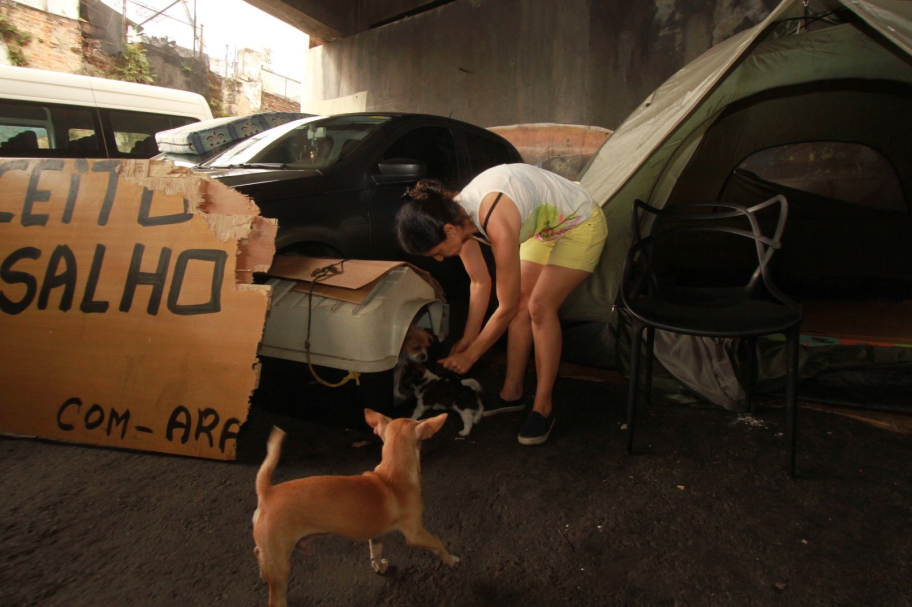 Araceli Romina moradora em situacao de rua faz placa de aniversario para atrair atencao da populacao