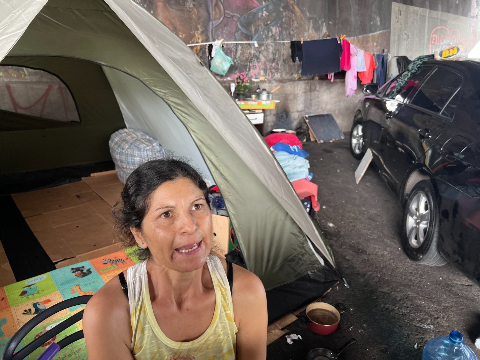 Araceli Romina moradora em situacao de rua faz placa de aniversario para atrair atencao da populacao