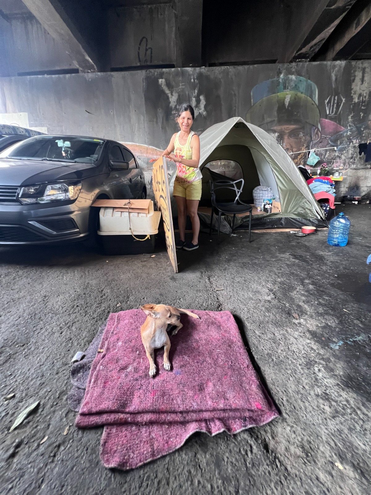 Araceli Romina moradora em situacao de rua faz placa de aniversario para atrair atencao da populacao