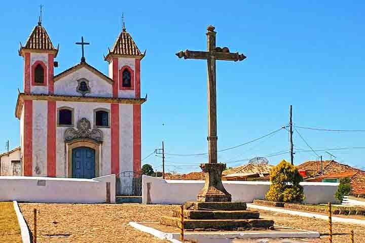 No coração do distrito, a Igreja Nossa Senhora dos Prazeres se impõe com simplicidade e beleza. Construída no século XVIII, ela representa a fé e a história do povoado, sendo ponto de encontro nas tradicionais festas religiosas.