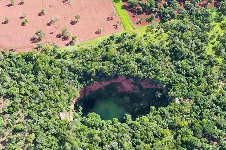 Descoberto em 1912 por trabalhadores rurais, o "Buraco das Araras", como é conhecido, tem 100 metros de profundidade.