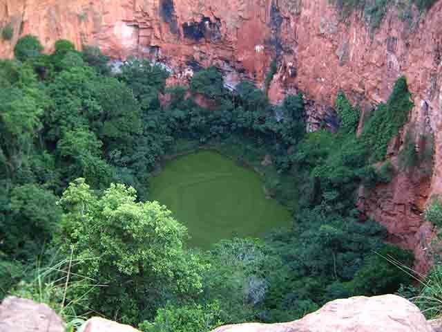 No fundo do buraco, há um pequeno lago, alimentado por água da chuva e fontes subterrâneas. 