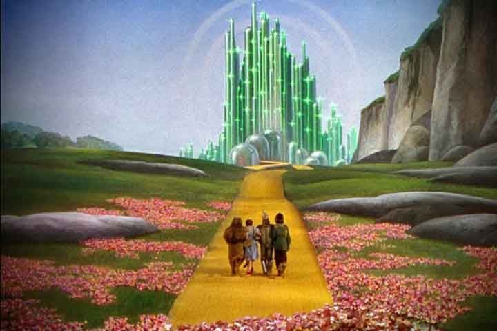 A Cidade das Esmeraldas é a capital da fictícia Terra de Oz na série de livros do L. Frank Baum,  "O Mágico de Oz". Ela é o fim da famosa Estrada dos tijolos amarelos, que começa em Munchkin.