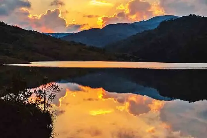 O acesso é feito por trilhas ou passeios de quadriciclo, o que dá um toque de aventura à experiência. O lugar é ótimo para fotos, banhos e momentos de silêncio absoluto.