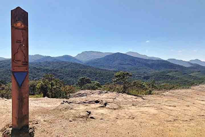 Para quem quer ver o mundo de cima e respirar fundo, o Mirante da Estrada Real é parada obrigatória. De lá, é possível contemplar vales, montanhas e um pôr do sol inesquecível, que pinta o céu com tons dourados e lilases.