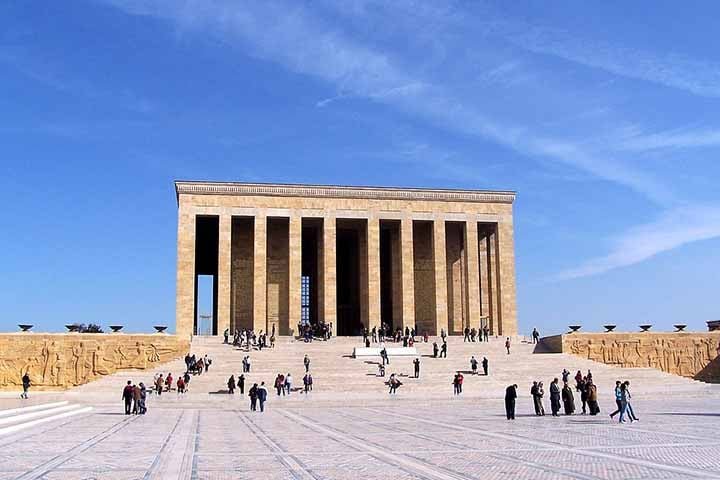 Entre os pontos históricos mais importantes está o Mausoléu de Mustafa Kemal Atatürk, fundador e primeiro presidente da Turquia, conhecido como An?tkabir.-:Darwinek/Wikimédia Commons