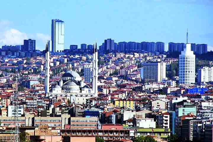 A segunda maior cidade da Turquia é conhecida por sua arquitetura eclética, mesclando o antigo e o moderno.-Burgert Behr/Wikimédia Commons
