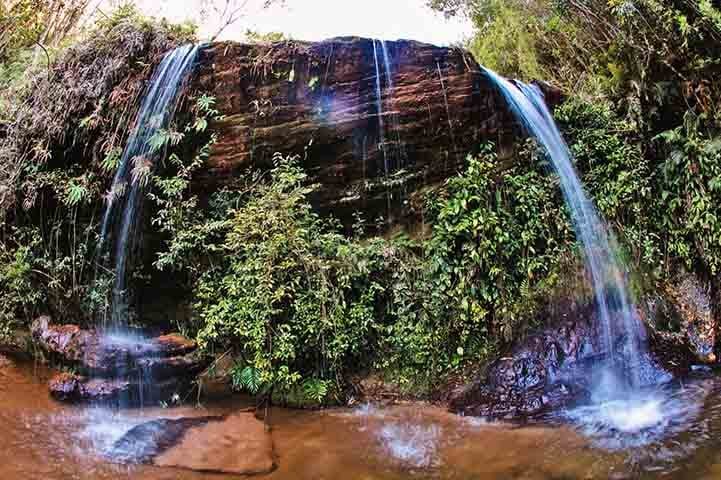 A Cachoeira dos Três Pingos é um refúgio escondido, acessível por uma trilha leve e agradável. Com três quedas d’água que escorrem suavemente pelas pedras, o local é perfeito para um banho gelado nos dias — já frios — de Lavras Novas.-Divulgação