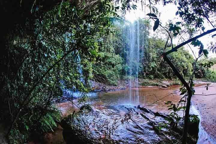 A vegetação ao redor emoldura a cena com perfeição. Não há infraestrutura, mas talvez aí esteja o charme: natureza pura, como veio ao mundo.