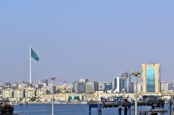 Jeddah, também chamada no Brasil de Gidá, fica no litoral do Mar Vermelho e abriga o maior porto do país. 