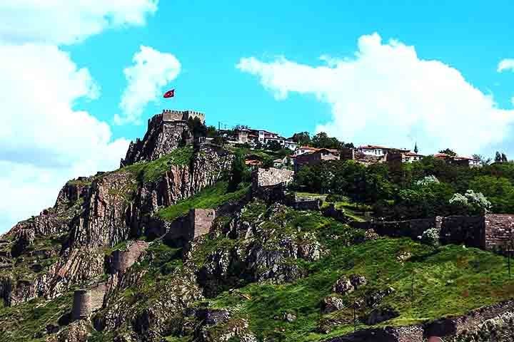 Outro marco histórico de destaque é a Cidadela de Ancara, um castelo construído durante o Império Bizantino, situado no topo de uma colina com vista para a cidade. - BERNARD GAGNON/Wikimédia Commons