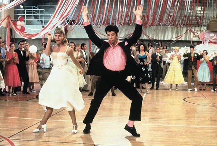 Nos dois primeiros, Travolta reforçou o seu grande talento para a dança, afinal, os filmes são musicais.
