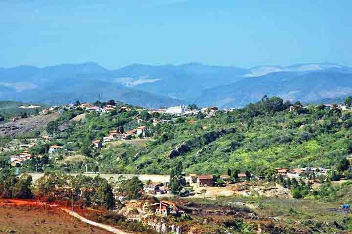 O clima de Lavras Novas é um dos maiores atrativos. A altitude, superior a 1.200 metros, contribui para temperaturas amenas durante todo o ano. No inverno, os termômetros frequentemente marcam menos de 10?°C, mas mesmo no verão, é comum precisar de um agasalho à noite.