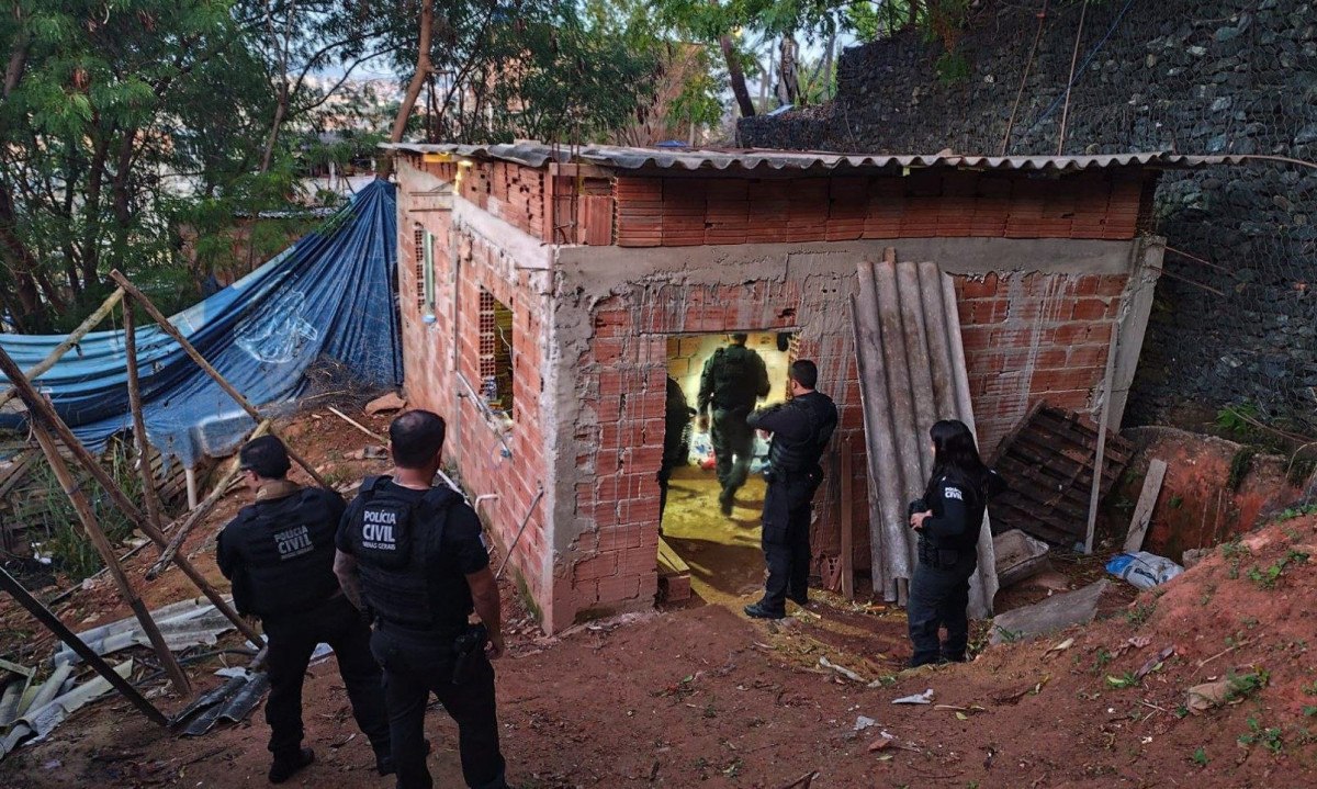 Agentes da Polícia Civil estão na região do Morro das Pedras, na regional Oeste de Belo Horizonte, para o cumprimento de nove mandados -  (crédito: PCMG/Divulgação)