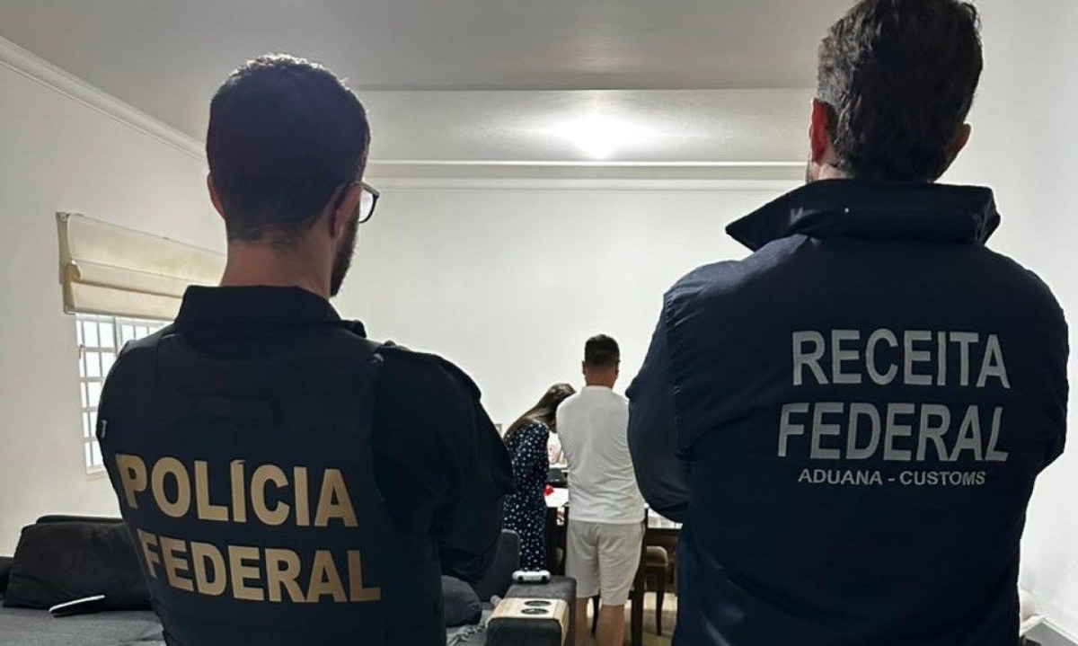 Agentes da Polícia Federal e Receita Federal cumprem quatro mandados de busca na cidade de Andradas, no Sul de Minas -  (crédito: PF/Divulgação)