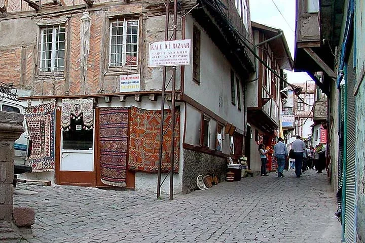 A Cidadela oferece uma visão do passado de Ancara, com ruas estreitas e casas tradicionais que remontam a diferentes períodos da história turca.- Flickr galpay