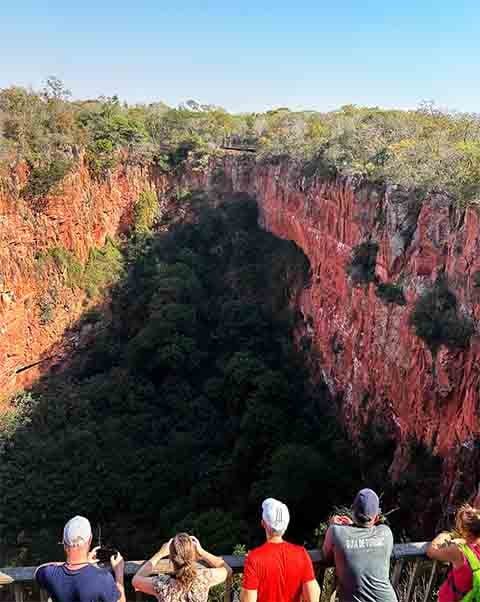 Os preços variam de R$ 117 a R$ 385, e os recursos arrecadados são revertidos para a preservação da área. A entrada "livre" na cratera é proibida.