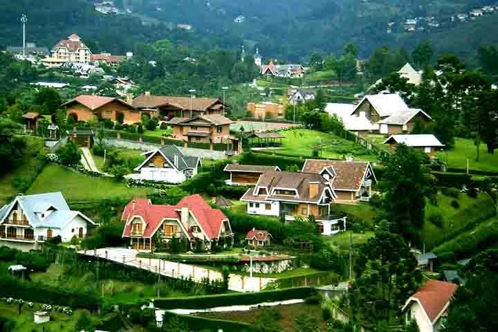 Mas Campos do Jordão vai muito além da festa. O bairro Capivari, coração turístico da cidade, é parada obrigatória, por exemplo.-Majtec/Wikimédia Commons