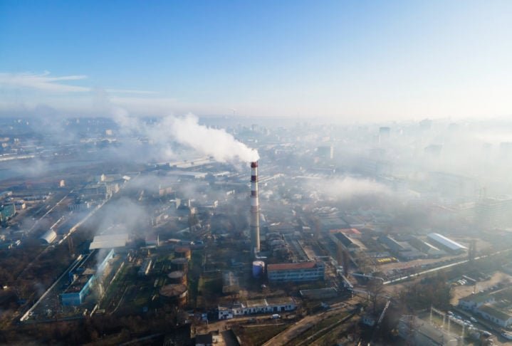 Essas partículas, extremamente pequenas, podem penetrar nos pulmões e na corrente sanguínea, podendo causar problemas respiratórios, doenças renais crônicas, câncer, derrames, ataques cardíacos e até depressão e ansiedade. 