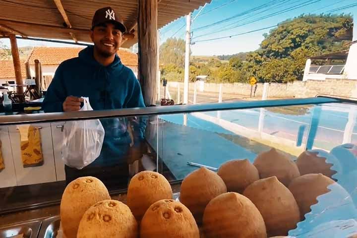 Alguns comércios locais como o da "Bel da Coxinha" e o salão do cabeleireiro Mário Sérgio viraram pontos de convívio entre os moradores.