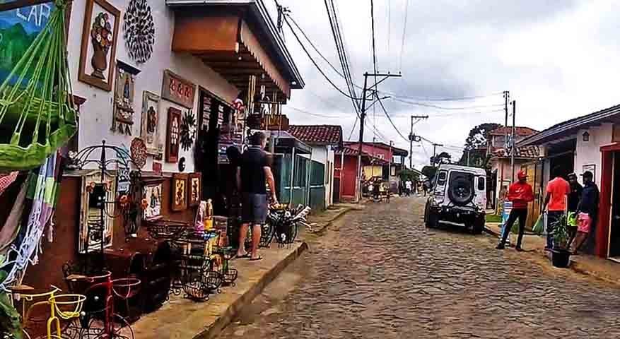 A fama de “capital da tranquilidade” não é exagero. Basta sentar em qualquer banco de praça, tomar um café e olhar ao redor.