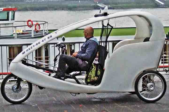 Em determinado momento, esses veículos foram proibidos em alguns países por causa dos acidentes e foram substituídos pelo ciclo-riquixá. Esses são movidos como se fosse uma bicicleta, porém em algumas configurações, podem ser equipados com um motor elétrico. 