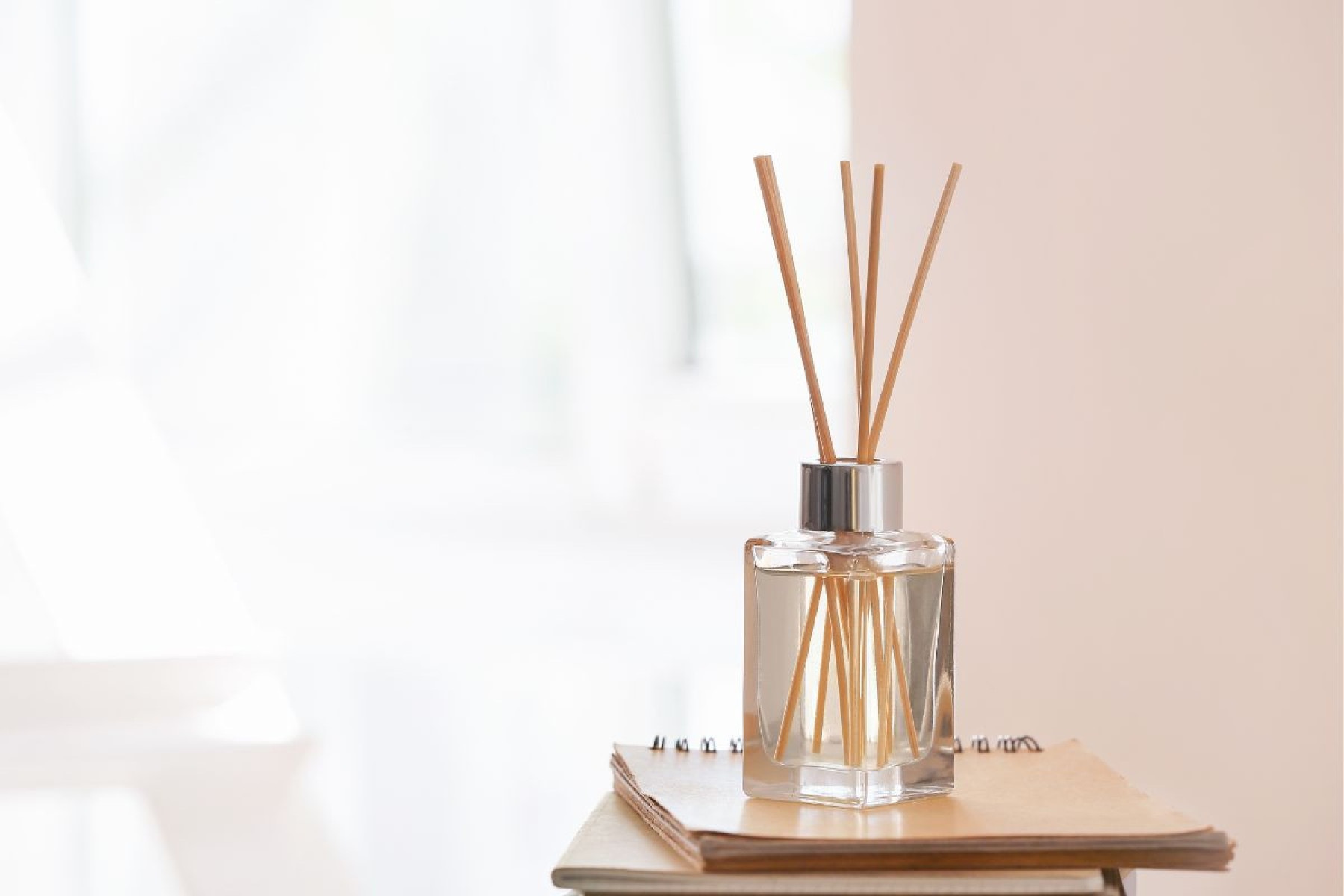 Com proporção simples de amaciante, água e álcool é possível criar um aromatizador caseiro eficaz, seguro e fácil de fazer Mistura com amaciante, casa cheirosa