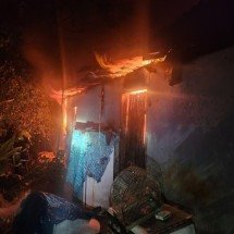 Homem acorda com casa em chamas e tem queimaduras ao tentar controlar fogo - Divulgação/CBMMG
