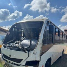 Micro-ônibus bate em poste e deixa 11 trabalhadores feridos na Grande BH - Reprodução/CBMMG