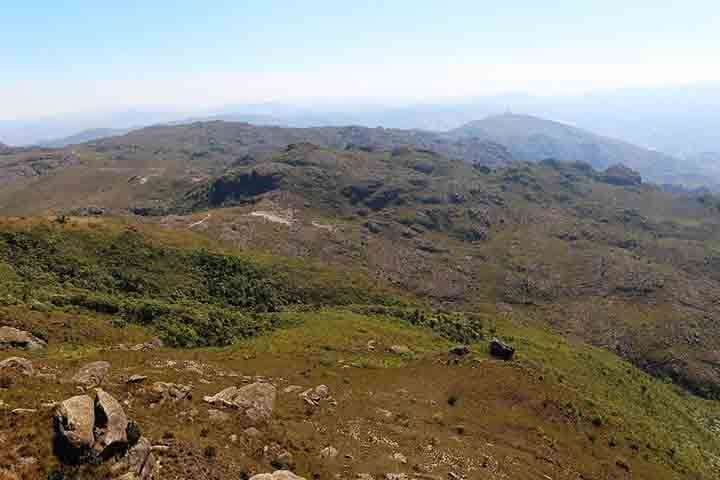 O charme de Lavras Novas começa na sua própria localização. A cerca de 17 quilômetros de Ouro Preto, o distrito está encravado na Serra do Espinhaço, cercado por vegetação de cerrado e montanhas ondulantes.