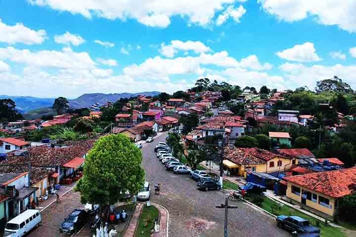 O título, não oficial, é plenamente justificado por sua atmosfera serena, ruas de pedra, casinhas coloridas e aquele friozinho constante que parece ignorar o calendário. Dizem por lá que faz frio os 365 dias do ano, e basta uma visita para sentir na pele (literalmente) o que isso significa.