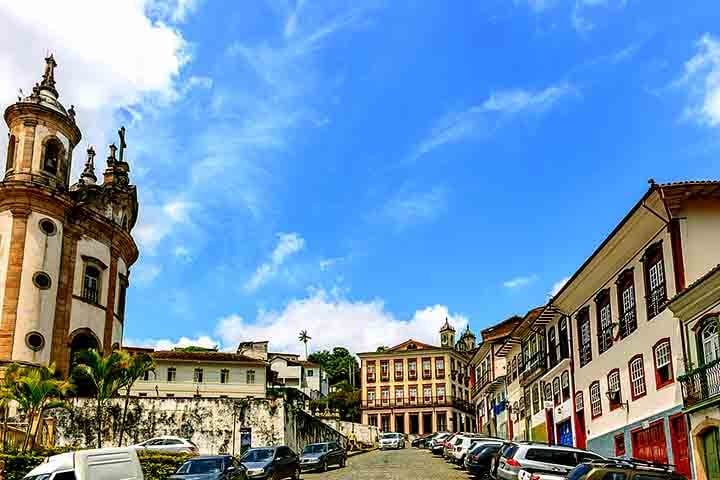 Para quem visita Lavras Novas, vale a pena reservar um tempo para conhecer Ouro Preto. A estrada que liga os dois lugares é bonita e cheia de curvas, e o contraste entre o agito histórico de Ouro Preto e a paz bucólica de Lavras Novas torna o passeio ainda mais especial.