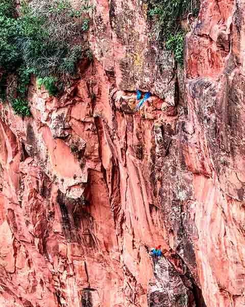 O buraco se formou naturalmente ao longo do tempo devido ao desgaste natural das rochas, um processo chamado de "dolina".