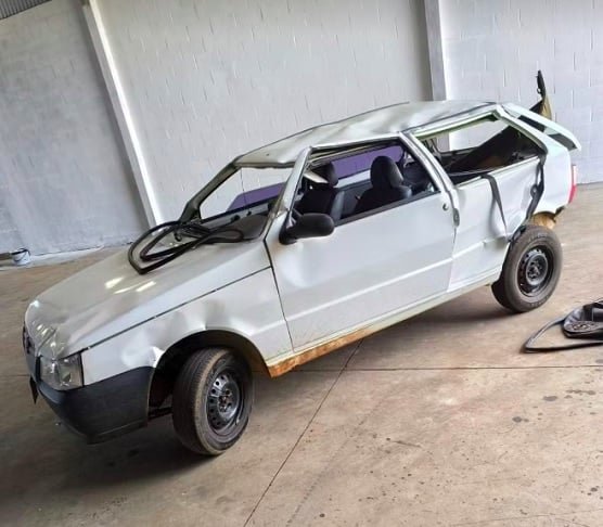 A dona do carro ainda contou que o veículo não tinha seguro e sofreu vários danos: "É o meu primeiro carro, foi uma batalha conseguir comprá-lo".