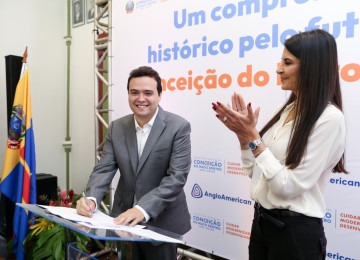 Prefeito Otacílio Costa assina acordo de contrapartida com mineradora Anglo American Brasil, representada pela presidente Ana Sanches -  (crédito: Prefeitura de Conceição do Mato Dentro)