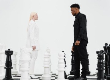 Mulher e homem em disputa num tabuleiro de xadrez; imagem meramente ilustrativa -  (crédito: Tima Miroshnichenko/Pexels)