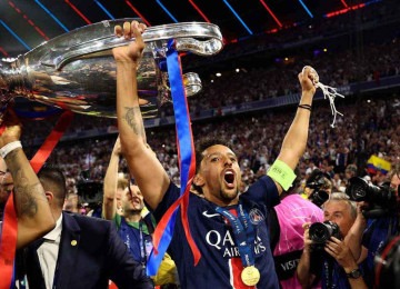 Com o zagueiro Marquinhos como um de seus pilares, o Paris Saint-Germain chega aos EUA embalado pela conquista inédita da Liga dos Campeões da Europa, em 31 de maio -  (crédito: FRANCK FIFE / AFP)