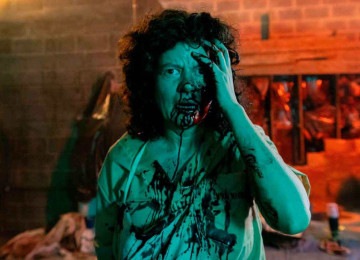 Atriz Gilda Nomacce enfrentou exaustivas sessões de maquiagem, com muito sangue, para compor o clima -  (crédito: Retrato Filmes/Divulgação)