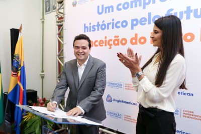 Prefeito Otacílio Costa assina acordo de contrapartida com mineradora Anglo American Brasil, representada pela presidente Ana Sanches -  (crédito: Prefeitura de Conceição do Mato Dentro)