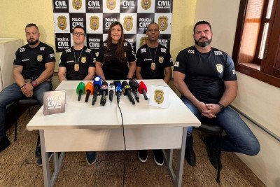 O delegado Marco Antônio, segundo da esquerda para a direita, e a equipe que investigou o caso -  (crédito: PCMG/Divulgação)