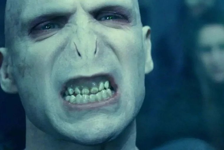 Lord Voldemort (Ralph Fiennes) – O vilão da saga, um bruxo das trevas obcecado pela imortalidade. Frio e cruel, busca destruir Harry e dominar o mundo mágico através do medo.
 -  (crédito: FOTO: Reprodução)