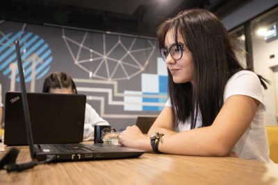 O objetivo do programa é ampliar a participação feminina no setor tecnológico -  (crédito: Imagem/Reprodução)
