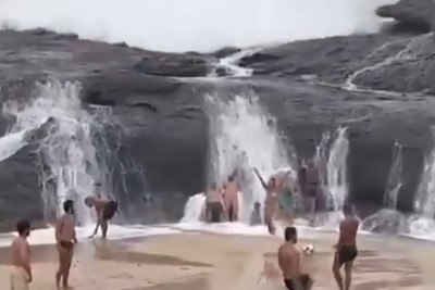 Você já ouviu falar em ciclone bomba?  Em locais sob risco desse fenômeno vale sempre o alerta para prevenção de acidentes.  Em 2023, um vídeo viralizou ao mostrar a surpresa de banhistas em Niterói, na Região Metropolitana do Rio. O FLIPAR mostrou na ocasião e relembra o caso.  -  (crédito: Reprodução redes sociais )