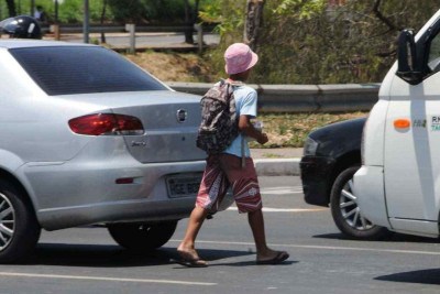 Em Belo Horizonte, cenas de crianças trabalhando com comércio ambulante nas ruas são comuns -  (crédito: Paulo Filgueiras/EM/D.A Press - outubro/2012)