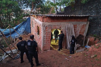 Agentes da Polícia Civil estão na região do Morro das Pedras, na regional Oeste de Belo Horizonte, para o cumprimento de nove mandados -  (crédito: PCMG/Divulgação)
